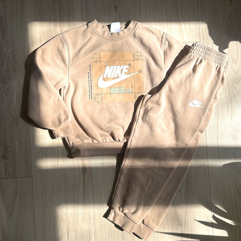 Nike sweatsuit 6-7years
